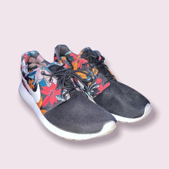 Women’s Nike Roshe Run, Size 8.5 - Picture 1 of 1